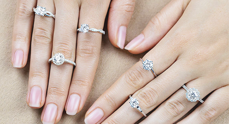Vì sao nhẫn cầu hôn Moissanite được ưa chuộng nhất 2024? 5 các kiểu dáng và thiết kế nhẫn cầu hôn moissanite trên tay