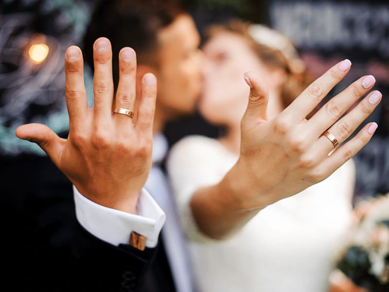Nhẫn cưới đeo tay nào là chuẩn nhất cho hạnh phúc viên mãn? 3 Nhẫn cưới đeo tay nào là chính xác cho cả nam và nữ?