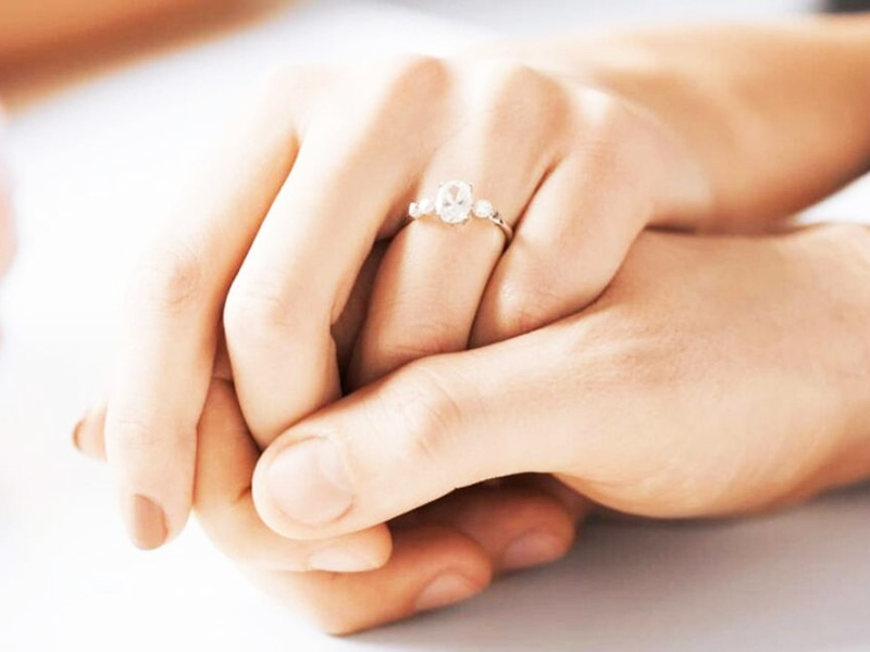 Nhẫn cưới đeo tay nào là chuẩn nhất cho hạnh phúc viên mãn? 4 Vì sao ngón áp út lại là vị trí để đeo nhẫn cưới?