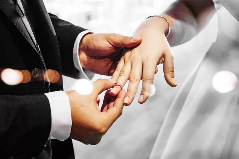 Nữ đeo nhẫn cưới tay trái được không? Đeo như nào là chuẩn nhất? 2 Nữ đeo nhẫn cưới tay trái được không?