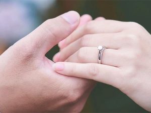 Nhẫn cầu hôn đeo ngón nào đúng chuẩn theo phong tục Việt Nam?