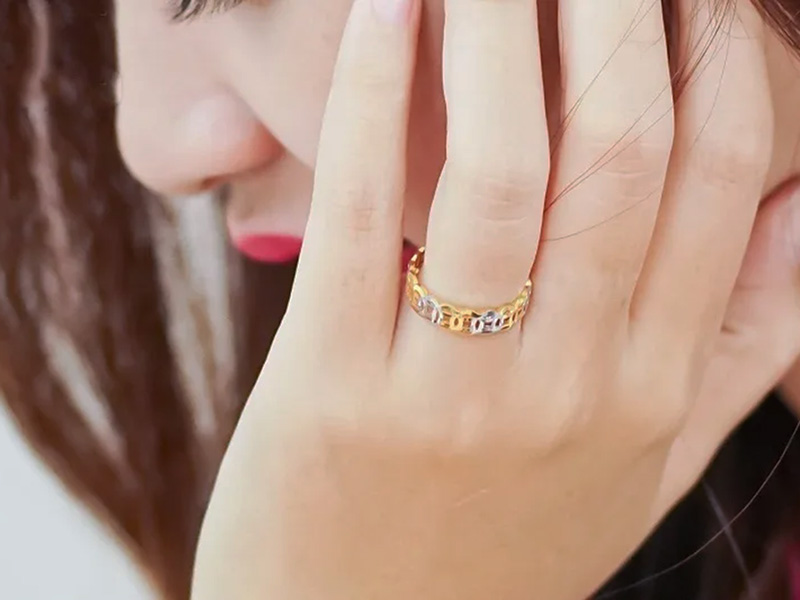 Nữ đeo nhẫn kim tiền tay trái hay phải vào dịp năm mới? 4 Đeo nhẫn kim tiền ở ngón tay nào theo từng mệnh?