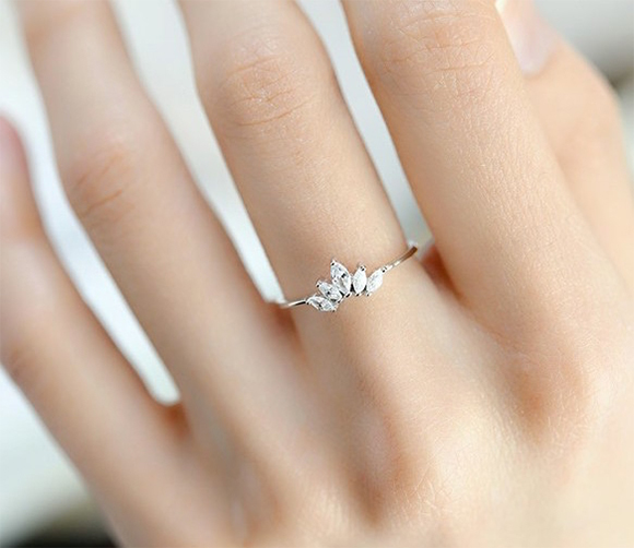 nữ đeo nhẫn ngón giữa