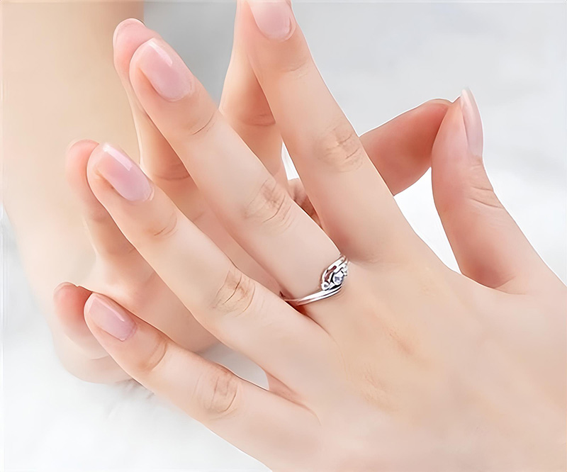 nhẫn nữ đeo ngón giữa